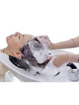 日々の疲れをリフレッシュ♪頭皮マッサージで疲労回復＆毛穴から綺麗になる事でツヤのある髪へ。