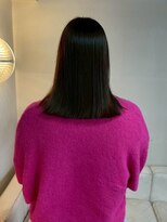 タヴィ(Tavi)&nbsp;ミディアムヘアの艶髪スタイル/切りっぱなしヘア/ミディアムボブ