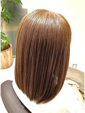 アンベリールフルー(EMBELLIR fleur) ミディアムボブスタイルです。