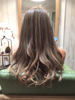 エピック(epic)の写真/気になる白髪も自然なカラーでサラツヤに！今までの白髪染めとは違うワンランク上の仕上がり♪