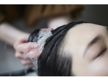 ヒカリスヘアー 吹田店の写真/話題のマイクロバブル導入★美髪は美しい頭皮から。髪も心も癒してくれるヘッドSPAを♪