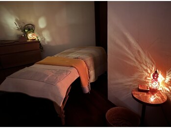 ハオラ(haoRa)の写真/ヘッド&ボディーセラピーも♪明るい美容室とは一転、ランプのひかりが癒される、落ち着いた空間。