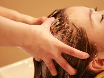 ヘアーリゾートカタカタ Hair Resort kata‐kataの写真/日々のシャンプーでは落としきれない頭皮の汚れを落とします!追加のヘッドスパでリラックスタイムをどうぞ