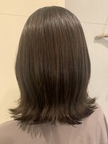 ニナル(Ninal)&nbsp;『 暗めグレージュ×外ハネミディ 』レイヤーで動きをプラス♪