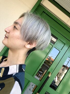 ネバーランド(NEVERLAND) 前下がりセンターパートホワイトシルバーカラー