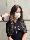 ホワイトグレーのイヤリングカラー