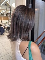 ペネロープ(Penelope)&nbsp;ハイライト/グレー系/外ハネミディアム