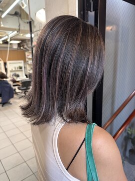 ペネロープ(Penelope) ハイライト/グレー系/外ハネミディアム