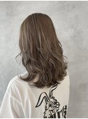 グレージュ×ミディアムレイヤー
