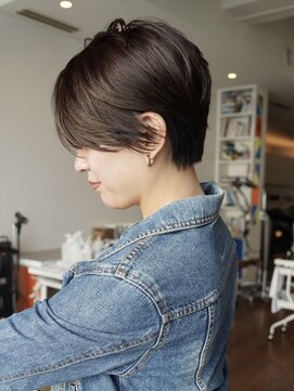 ブリーチなし透明感カラーと骨格が綺麗に見えるハンサムショート