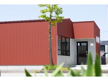 イースト(EAST)の雰囲気（『 赤い建物 』が目印）