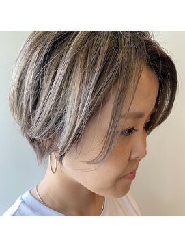 ロベルシ(ROVERSI) 大人かわいい前下がりショート