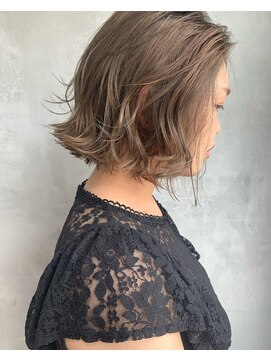 キチ(kichi.) [kichi.] 切りっぱなしボブ×ミルクティーベージュ