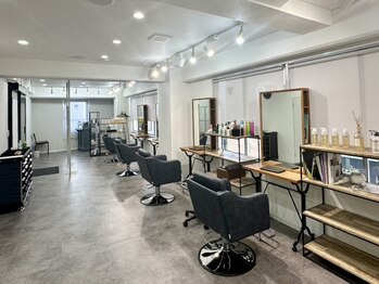 ヘアーデザイン ビバース(hair design vivarth)の写真/広々空間でゆったりリフレッシュ♪ビルの３階なので人目を気にせず過ごせます◎[vivarth/志木]