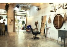 ヘアーサロン ドットハーフ(HAIR SALON .half)の雰囲気（2席のみの広々空間。）