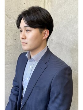 ファム(FAM) センターパート　ビジネススタイル　刈り上げ　代官山　中目黒