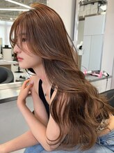 【ブリーチしない自然光で輝く髪質のカラー×レイヤーカットで髪全体に軽やかな動きと奥行きで自然な魅力