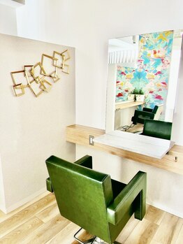 落ち着いた空間で、日常を忘れてゆったりと過ごせる“上質なサロン体験”をお届けします。