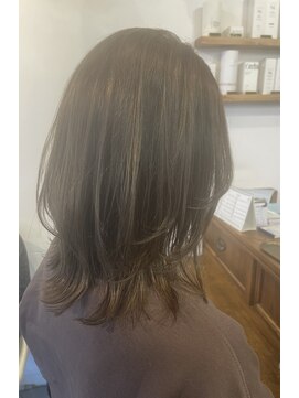 レイリー(LAiLy) ◎ミディアムレイヤー ふんわり動きのあるスタイル