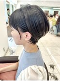 黒髪でも重くならない丸みショート