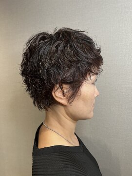 リリ(Liri material care salon by JAPAN) ボリュームと動きのあるショートデザイン
