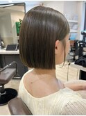 オリーブべージュ 切りっぱなしボブ 透明感カラー 丸みボブ