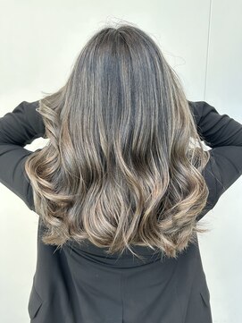 ステア ケース(stair case) ナチュラルグレージュバレイヤージュ　３０代４０代