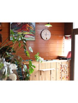 【茂原駅徒歩5分】南国を感じる居心地のいい空間で、ライフスタイルに寄り添うヘアを創り上げます