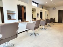 ヘアーアンドメイク サワ 天神店(Sawa)の雰囲気（スタッフの明るい雰囲気とカフェのようなくつろげる店内♪）