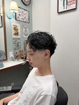 フォーコーナーズカットショップフェイビーズ 名古屋西(FourCornersCutShop favey's)&nbsp;スパイラルパーマ センターパート テーパーフェード