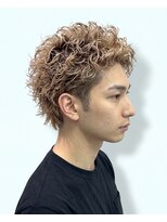 ジェットブラックキューサンロク(JET BLACK 936)&nbsp;ミルクティーベージュで魅せるスパイキーショート×眉デザイン