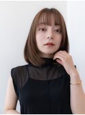 大人可愛いべージュカラー斜めバング肩上ボブ