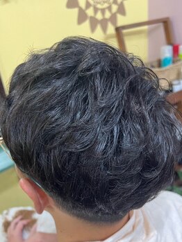 似合わせカットもお任せください。メンズによくある直毛すぎるといったお悩みも、くせ毛風パーマで解決！
