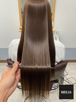 白髪を“隠す”から“活かす”へ。艶が続く、大人の上質グレイカラー。