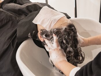 エル(Ele’)の写真/【2月～新登場】カラーを楽しみ続けるための「菌活ヘッドスパ」。酵素の力で頭皮環境を整え、健やかな髪へ