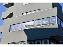 リベルタ 下北沢(liberta)の雰囲気(緑色のビルが目印です♪インターフォン【呼出→301】で店内へ!)