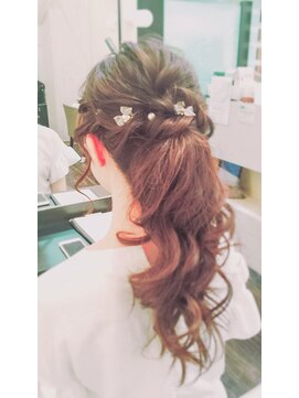 ブラウ ネイル パーティー(Blau Nail Party) ポニーテール風アップヘア