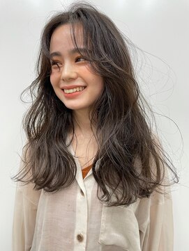 ユイル(Uil) ゆる長め前髪×アッシュグレージュ