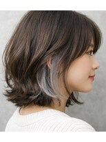 ヘアーエボリューション&nbsp;外ハネくびれボブ×ホワイトグレージュのインナーカラー