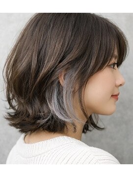 ヘアーエボリューション 外ハネくびれボブ×ホワイトグレージュのインナーカラー