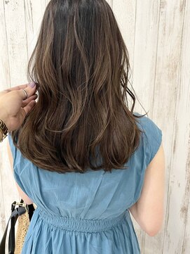 カミエ(kamie) セミロングのブラウンカラー×カット&トリートメントで柔らかな
