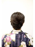 夏のヘアアレンジ大人系ダウンスタイル。