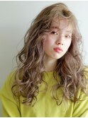 無造作パーマロングヘアスタイル