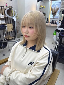 アリープパロット(ALEAP parrot) 顔まわりレイヤー/外ハネミディ/ハイトーンホワイトブロンド