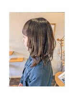 手と髪&nbsp;ミディアムレイヤースタイル