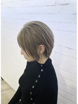 メゾンイロ(Maison I.R.O+) ミルクティーベージュ　ショートボブ