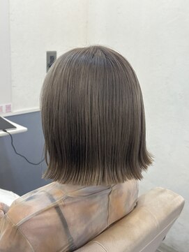 トッカ ヘアアンドトリートメント 難波店 ハイトーングレージュの切りっぱなしボブ