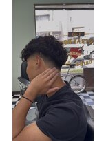 ケーエムシーセントラルルーツ(KMC Central Roots)&nbsp;スキンフェード、スペインカール