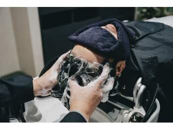 The Hair Lounge【メンズサロン】半個室/MEN'S カット/MEN'S パーマ/ヘッドスパの写真/忙しい毎日に、ゆっくりくつろげるヘッドスパ時間を