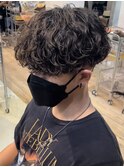 波巻きスパイラルパーマメンズマッシュセンターパートウルフ30代